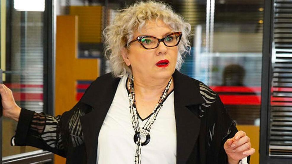 Ayşenil Şamlıoğlu sevenlerini korkuttu Sette ayağını kırdı