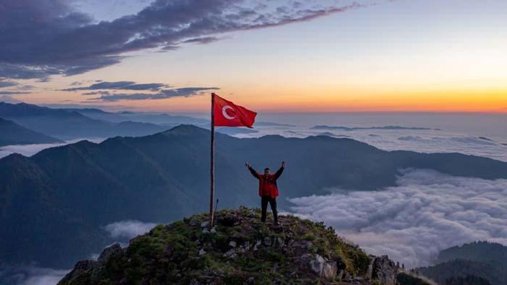 Bulutların üzerindeki Huser Yaylası gözleri kamaştırıyor