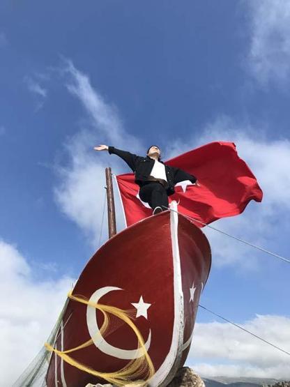 2 bin 360 metredeki yaylada, kayıkta Titanic pozu