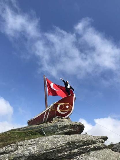 2 bin 360 metredeki yaylada, kayıkta Titanic pozu