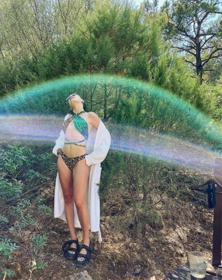 Banu Alkanın beyaz bikinisiyle çekilmiş pozlarına beğeni yağdı: 10 tane Serenay Sarıkaya eder