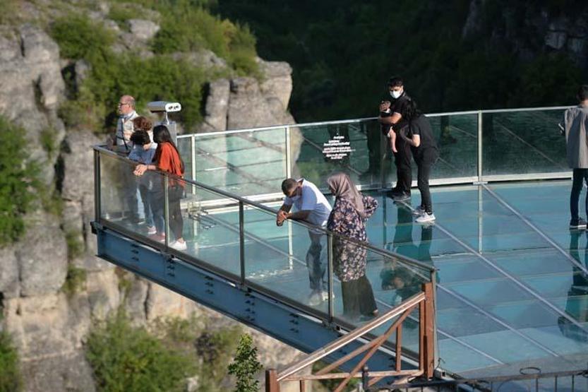 Türkiyenin ilk cam seyir terası yeniden misafirlerini ağırlamaya başladı