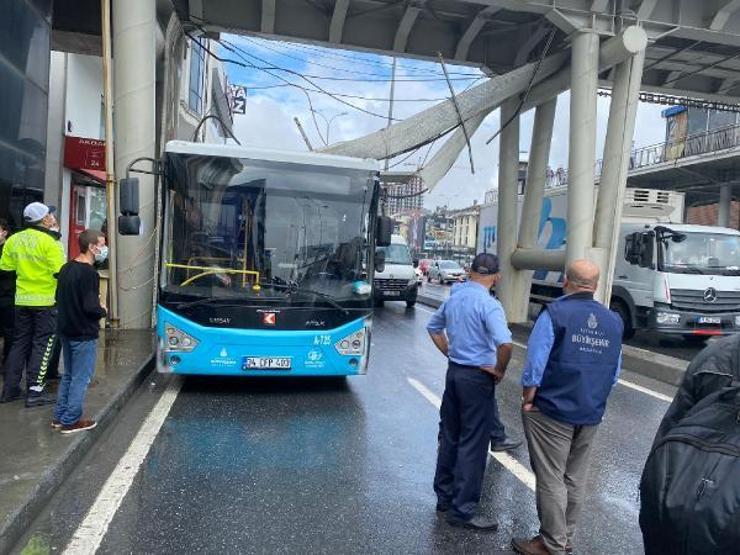 Avcılarda minibüsün üzerine demirler düştü
