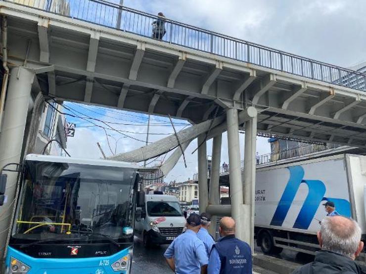 Avcılarda minibüsün üzerine demirler düştü