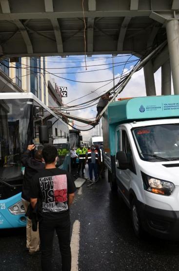 Avcılarda minibüsün üzerine demirler düştü