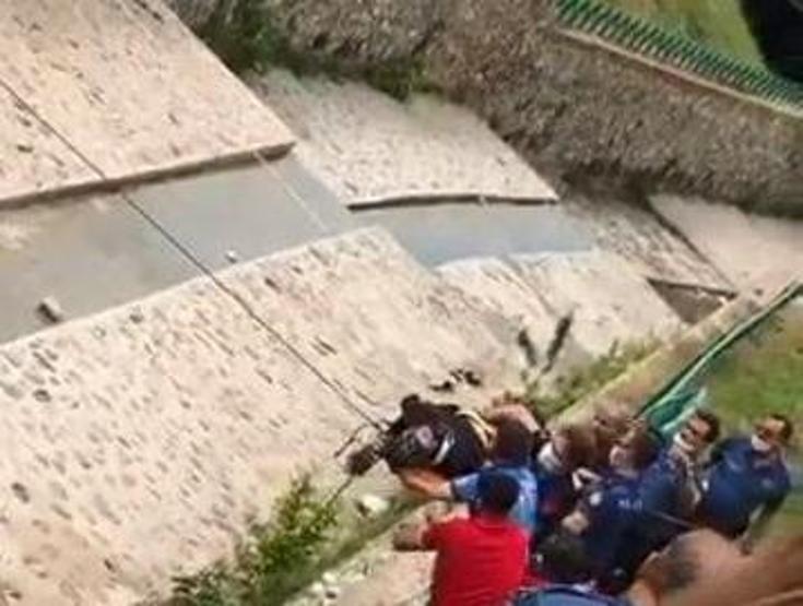 Oğlunun topunu almak isterken dere yatağına düşen kadın böyle kurtarıldı