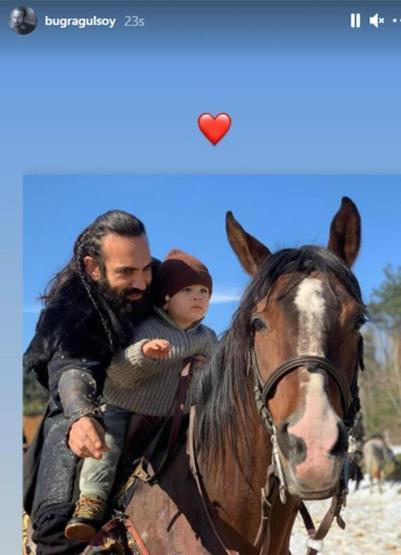 Buğra Gülsoy ailesiyle Çeşmede tatilde