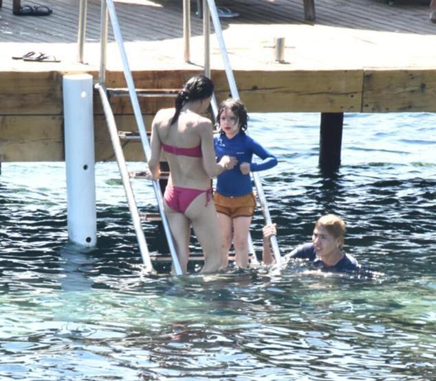 Hande Ataiziden bikini şov Düzgün fiziği ile kendine hayran bıraktı