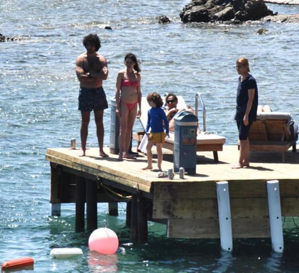 Hande Ataiziden bikini şov Düzgün fiziği ile kendine hayran bıraktı