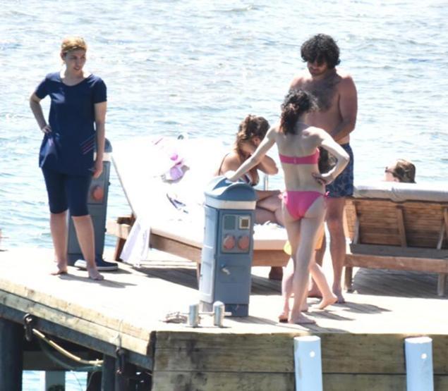 Hande Ataiziden bikini şov Düzgün fiziği ile kendine hayran bıraktı