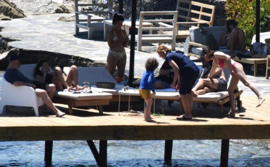 Hande Ataiziden bikini şov Düzgün fiziği ile kendine hayran bıraktı