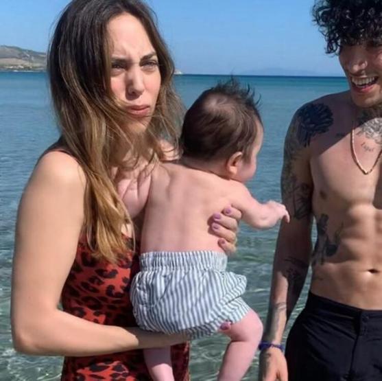 Can Bonomo ile Öykü Karayelin oğlu Roman denizle tanıştı
