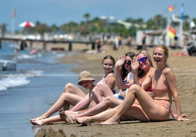 Rus, turistler sahile indi - Son Dakika Flaş Haberler