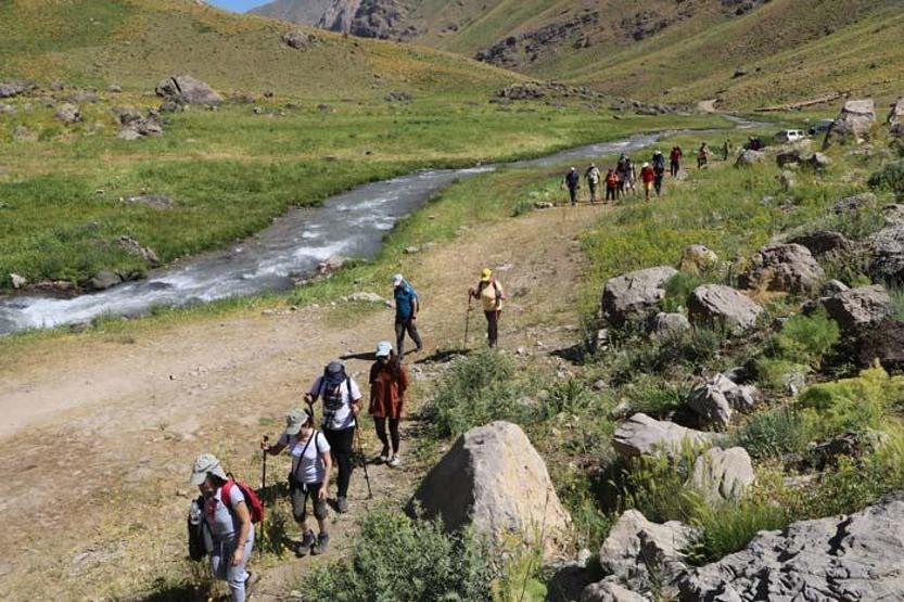 Erimenin başladığı 20 bin yıllık buzulları gezdiler Endişe verici