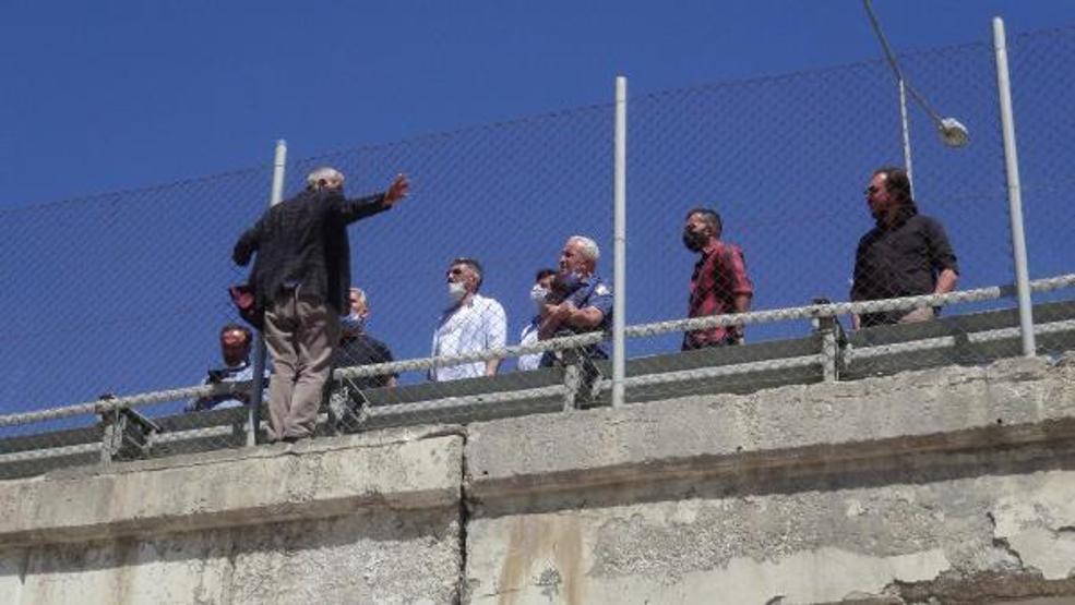 İneklerinin otlatılmasına izin verilmeyince köprüye çıktı