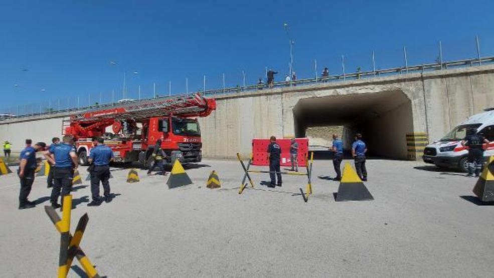 İneklerinin otlatılmasına izin verilmeyince köprüye çıktı