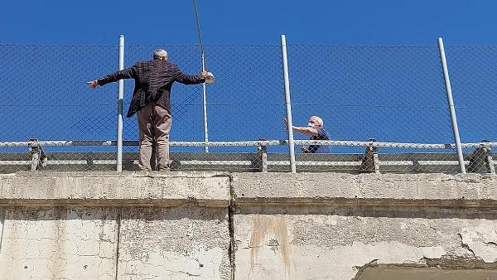 İneklerinin otlatılmasına izin verilmeyince köprüye çıktı