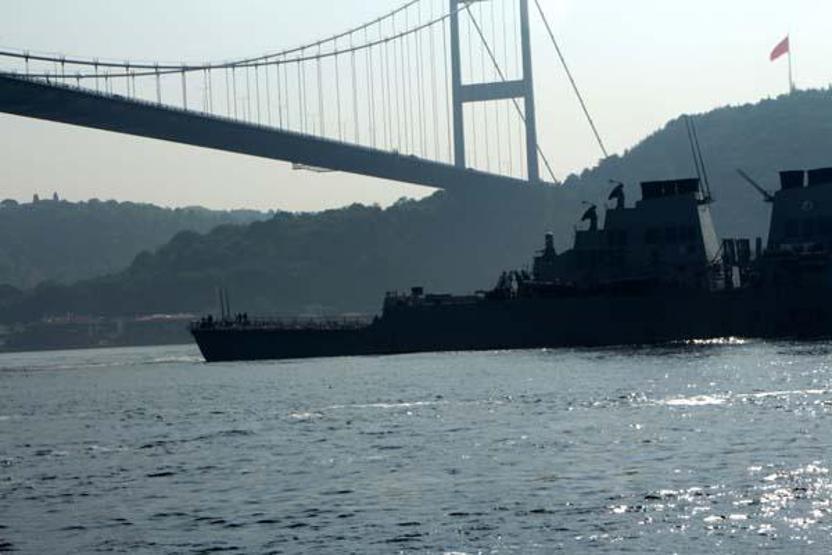 ABD savaş gemisi İstanbul Boğazından geçti