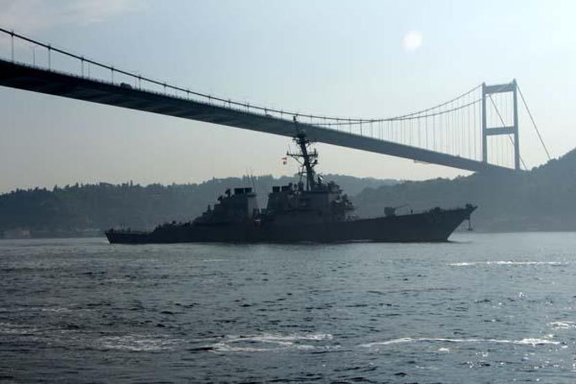 ABD savaş gemisi İstanbul Boğazından geçti
