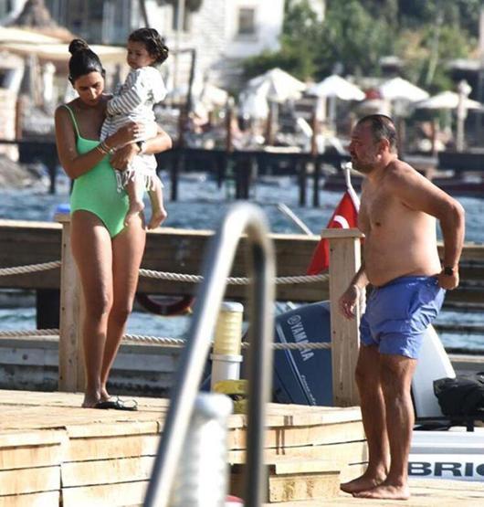 Ali Sunal ve Nazlı Kurbanzade çifti Bodrumda tatilde