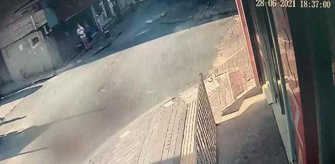 Çocuklarıyla birlikte yolda yürüyordu Ölümden döndüler