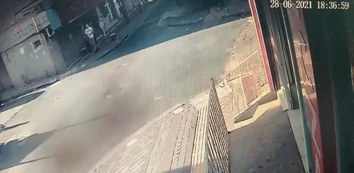 Çocuklarıyla birlikte yolda yürüyordu Ölümden döndüler