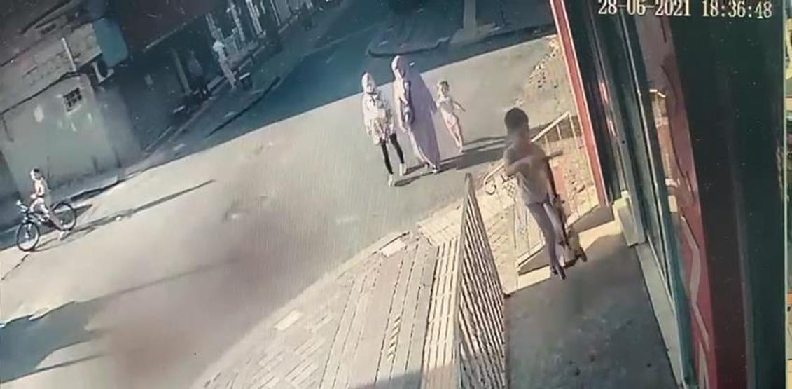 Çocuklarıyla birlikte yolda yürüyordu Ölümden döndüler