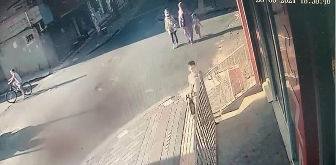 Çocuklarıyla birlikte yolda yürüyordu Ölümden döndüler
