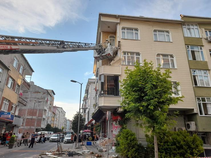 Çocuklarıyla birlikte yolda yürüyordu Ölümden döndüler