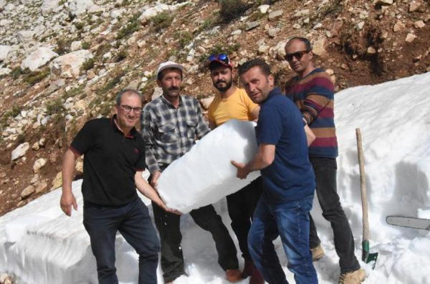 Serinlemek için Toroslardan kar kütleleri taşıyorlar