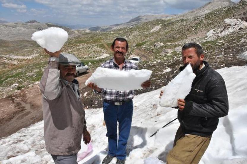 Serinlemek için Toroslardan kar kütleleri taşıyorlar