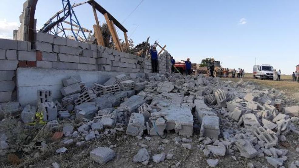 Afyonkarahisarda ağıl çöktü; 15 hayvan öldü, 3 işçi yaralandı