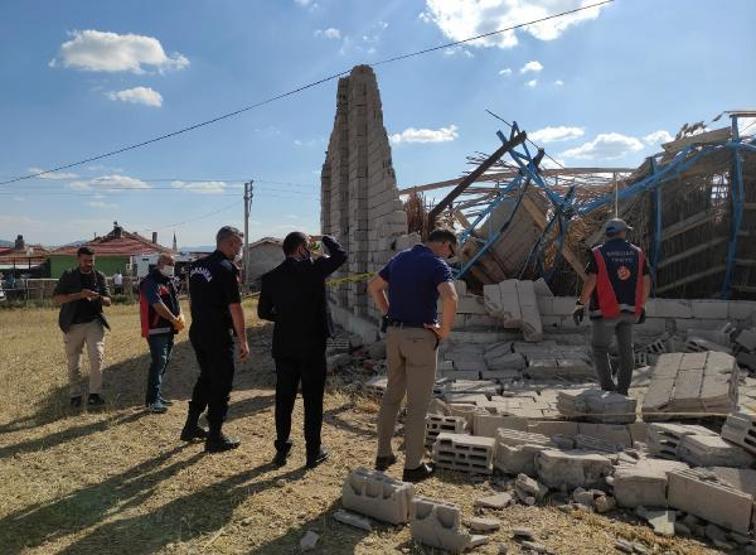 Afyonkarahisarda ağıl çöktü; 15 hayvan öldü, 3 işçi yaralandı