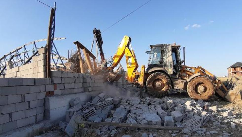 Afyonkarahisarda ağıl çöktü; 15 hayvan öldü, 3 işçi yaralandı