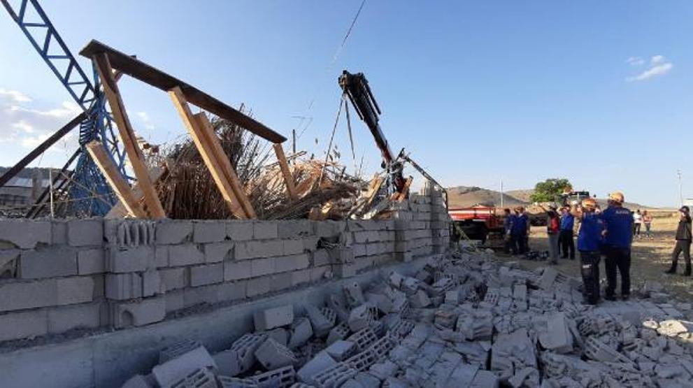 Afyonkarahisarda ağıl çöktü; 15 hayvan öldü, 3 işçi yaralandı