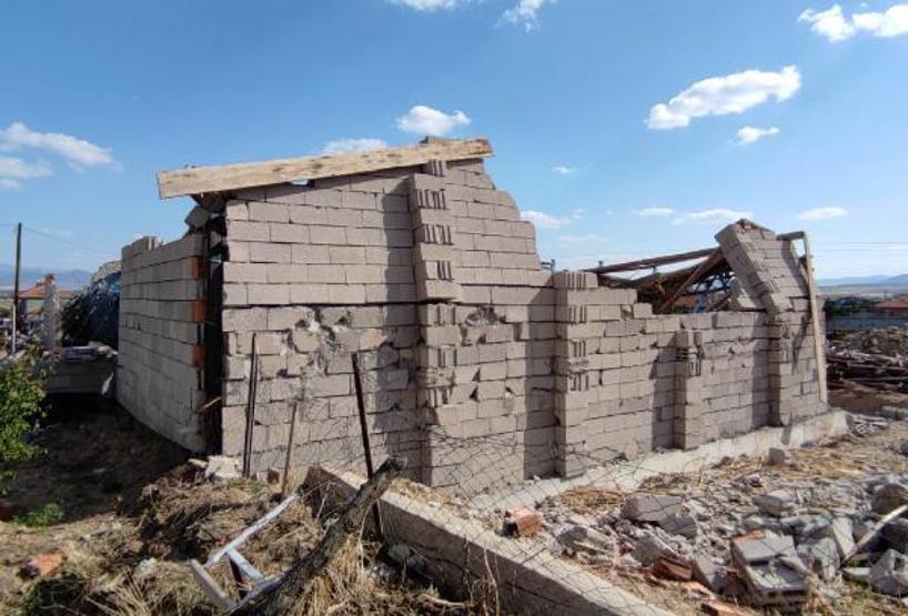Afyonkarahisarda ağıl çöktü; 15 hayvan öldü, 3 işçi yaralandı