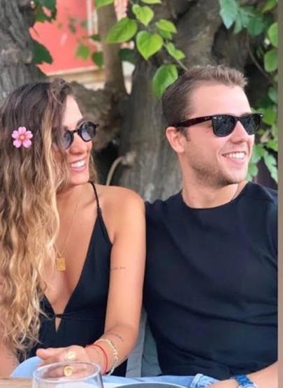 Tolga Sarıtaş ile Zeynep Mayruk tatil sezonunu Çeşmede açtı