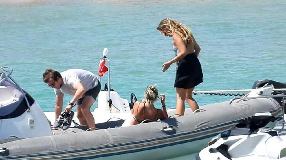 Tolga Sarıtaş ile Zeynep Mayruk tatil sezonunu Çeşmede açtı