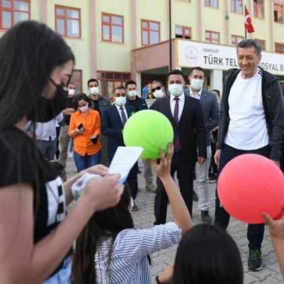 Bakan Selçuk, Zap Suyunda rafting yarışının startını verdi