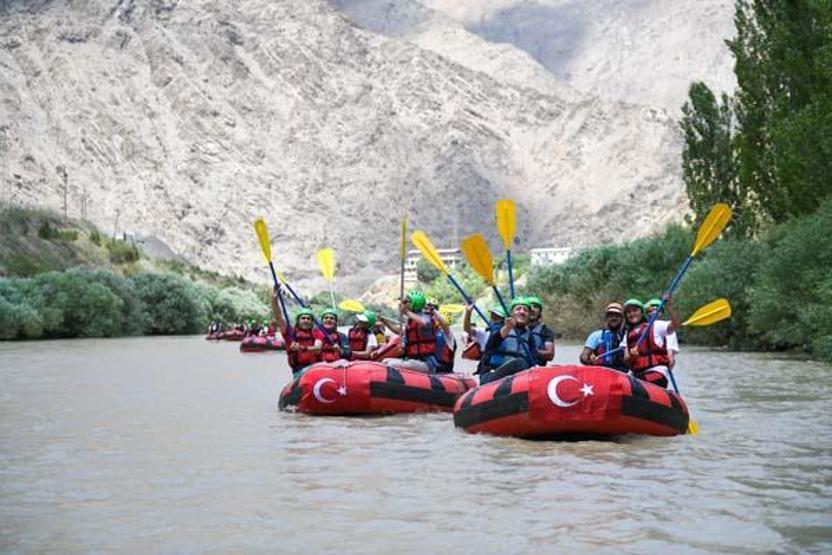 Bakan Selçuk, Zap Suyunda rafting yarışının startını verdi