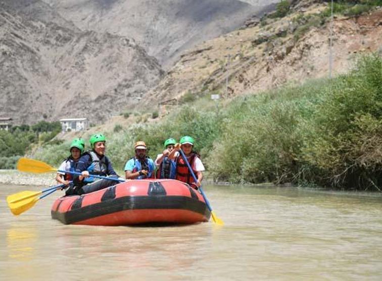 Bakan Selçuk, Zap Suyunda rafting yarışının startını verdi