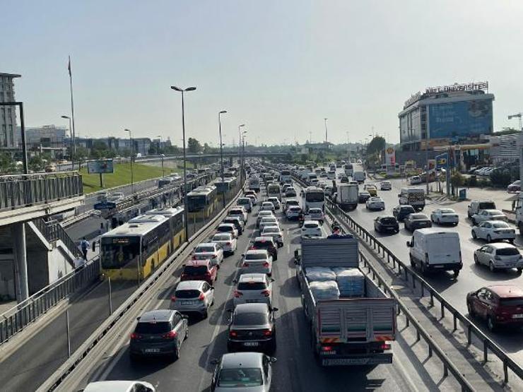 Normalleşmenin ilk gününde toplu taşımada yoğunluk
