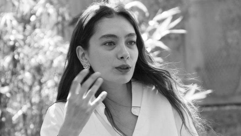 Neslihan Atagül, çiçekli mini elbisesiyle poz verdi