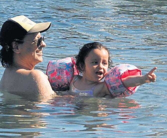 Kaan Tangöze ve Kıvılcım Uralın kızı İlaydanın denizle sınavı