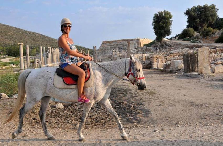 Turistlere tarih ve doğa manzaralı at turu
