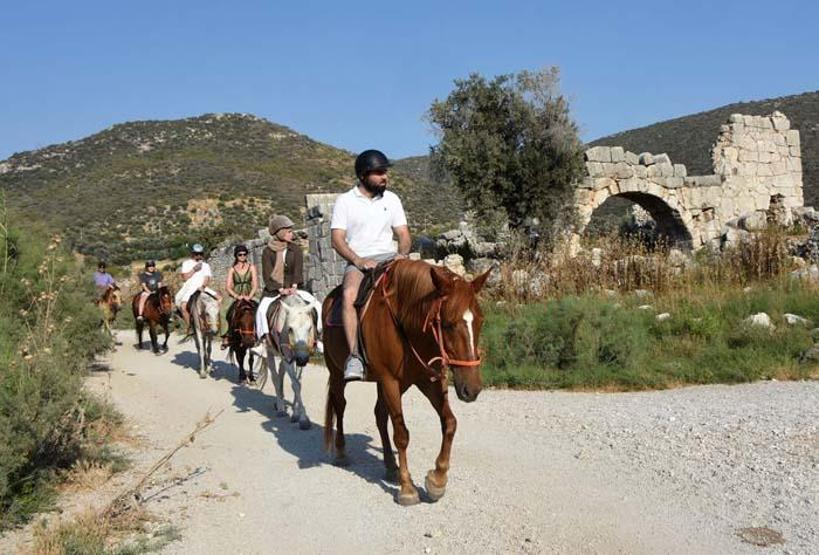 Turistlere tarih ve doğa manzaralı at turu