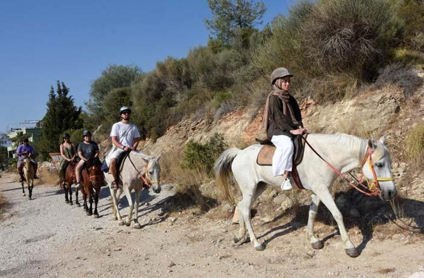 Turistlere tarih ve doğa manzaralı at turu