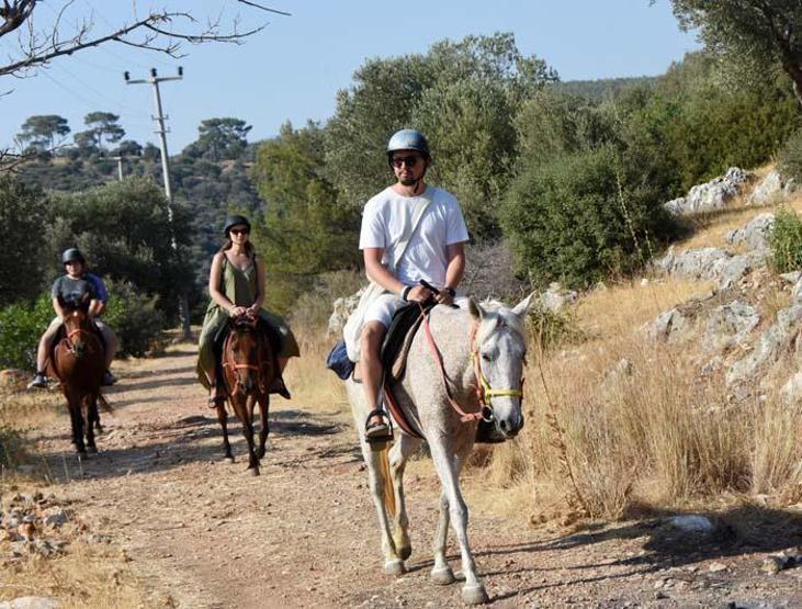 Turistlere tarih ve doğa manzaralı at turu