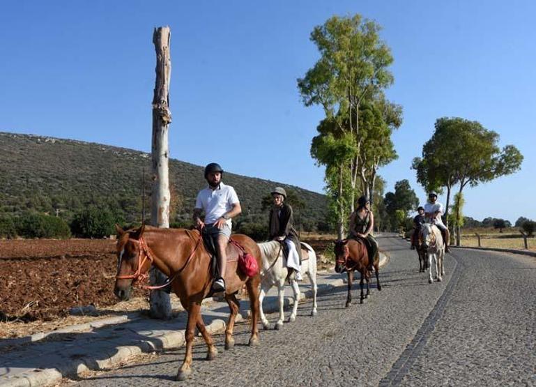 Turistlere tarih ve doğa manzaralı at turu