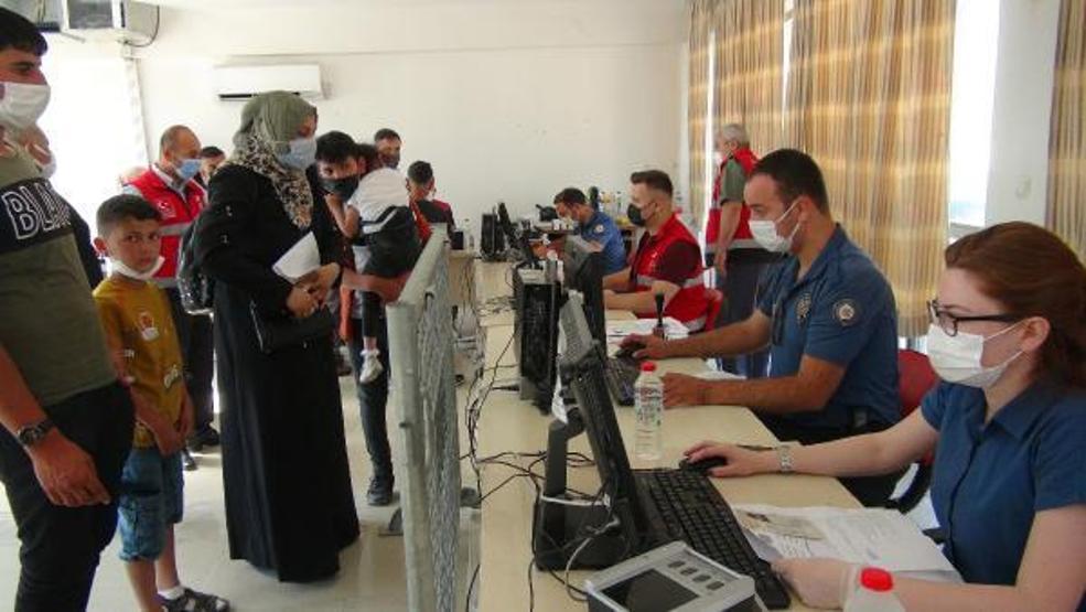 Suriyelilerin Öncüpınar Sınır Kapısından bayram geçişleri sürüyor